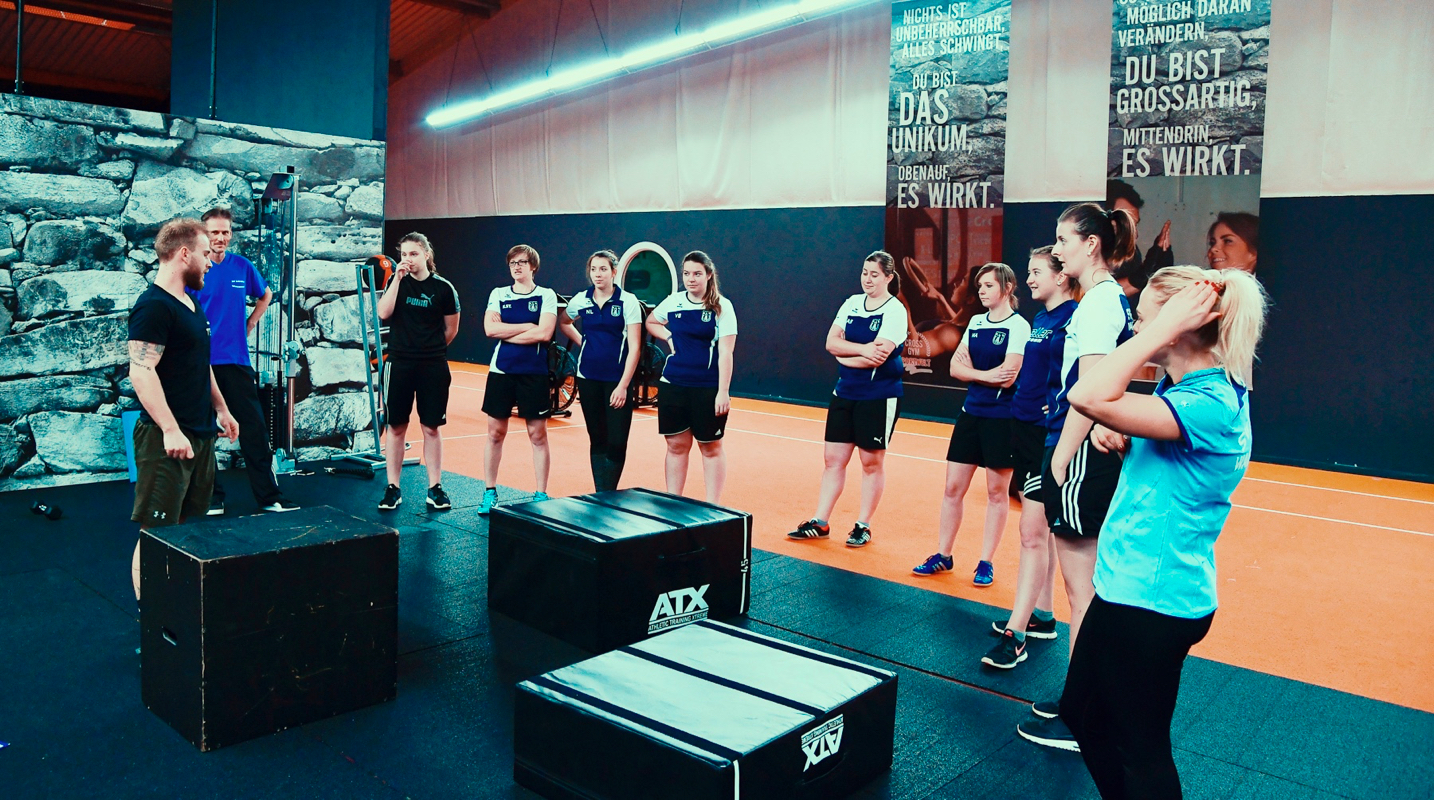 behind:the:scenes:it's:your:stage:start:play:repeat - SV Bavaria Waischenfeld die Frauenfußballmannschaft beim Cross Gym Trainin mit Bastian Lumpp in der Sportwelt Pegnitz